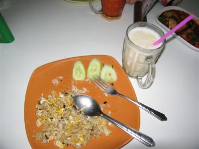 out to eat at Den Dung Restaurant, fried rice with chichen 30B, banana shake 30B, went to the Chiang Mai Night Bazaar
