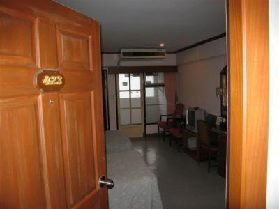 back to the New World Lodge in Bangkok, room 423