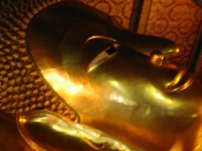After having noulded the image of the Reclining Buddha, the team continued with the hall.The image was made of stuccoed bricks gilded with gold leaves.