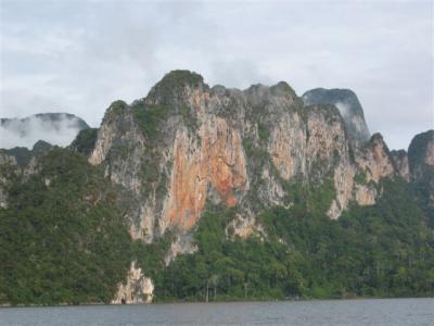 Limestome outcrops protruding from the lake reach a hight of 960m, over 3 times higher than the formations in the Phang-Nga area
