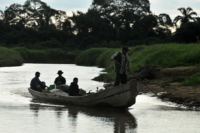 Chimani canoe coming ashore on the river near San Lorenzo de Moxos