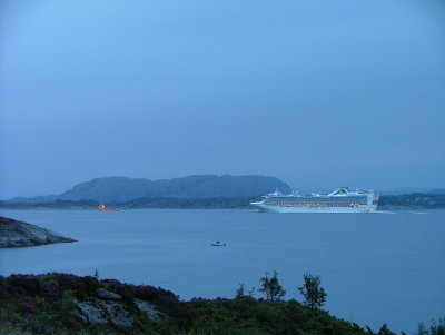 Viking Energy-next- Grand Princess-Hamilton-Bergen-Norway 2007 at Hjeltefjorden