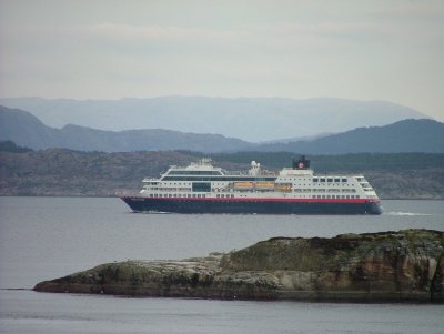 LLVT MS Trollfjord paa vei Nordover sett fra Plsneset