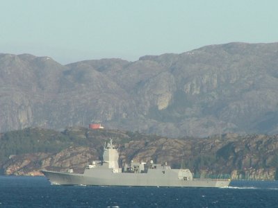 F-311 KNM Roald Amundsen in Hjeltefjorden