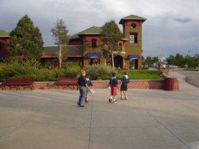 085 Scavenger Hunt at Outlets Aug 2006 5.jpg