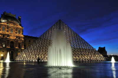 Le Louvre, sa Pyramide et ses jets d'eau