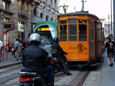 o velho e o novssimo bondes se encontram na via torino