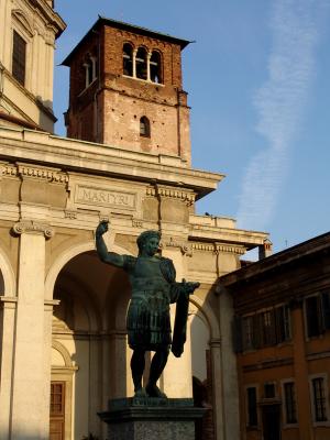 estatua romana - basilica di san lorenzo maggiore