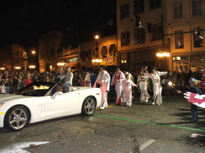 Elvis throwing Twinkies to the crowd