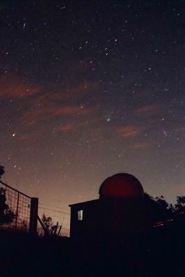 Comet 2001 Q4 NEAT over Mt Campbell Observatory