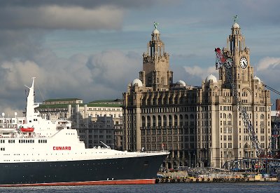 QE2 at Liver Buildings