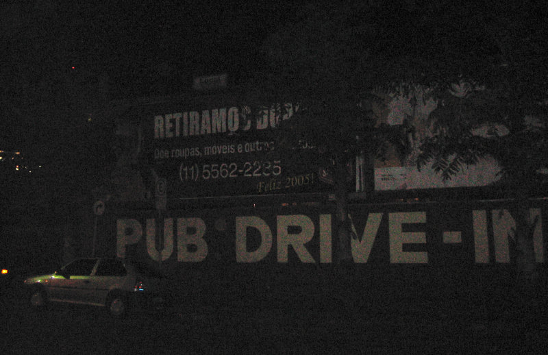 pub drive-in*