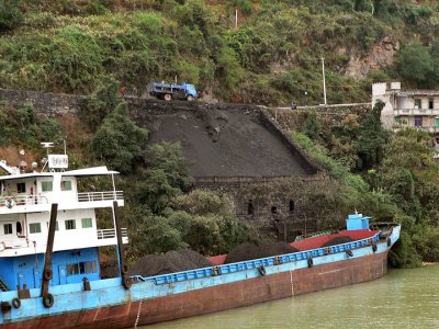 loading coal from truck to ship