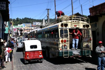 Todo vale para el transporte, los autobuses de pasajeros y las minimotos taxi llamadas tuc tuc traídas a Guatemala