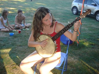 Eva Leach playing banjo