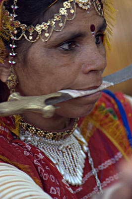 She dances with knives, Surajkund Mela, Delhi