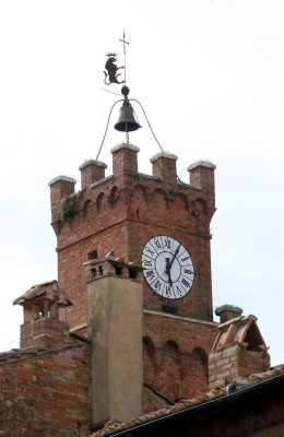 clock tower in Pienza.jpg