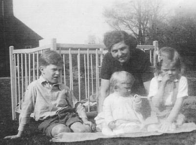 1946-Doris with Robert, David, Jill