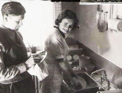 1941-Hans & Kerstin washing up