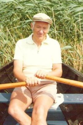 1986-Hans rowing at Lillstugan