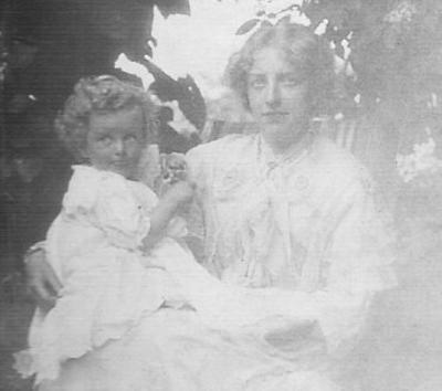 1905-Nellie with niece Joan