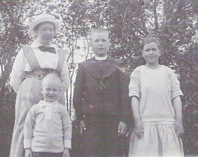 1917-Lydia and children