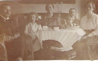 1920-Linnea's parents visiting
