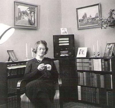 1946-Linnea crocheting and listening to radio