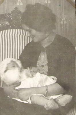 1912-Linna with daughter Kerstin.jpg