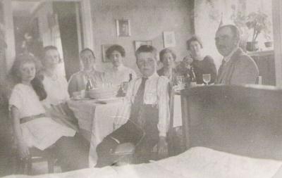 g3/30/658630/3/58937467.Cronborgs1921CronborgswithgrandchildKerstin.jpg