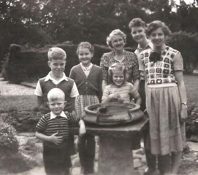 Kay with Doris' children Robert, David, a friend of Jill's and Jill, and her own children Richard and Una, ca 1950