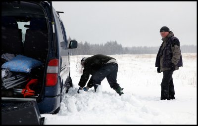 4WD does not always work - Jari trying to free the wheels of his Toyota