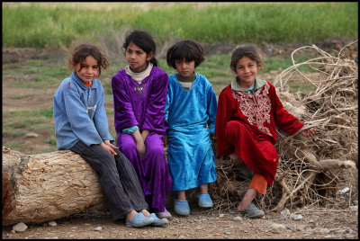 Young girls in Mheimideh near Deir ez-Zor