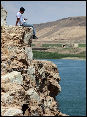 Sendning an SMS with a view - Halabiyya  ruins by Euphrates