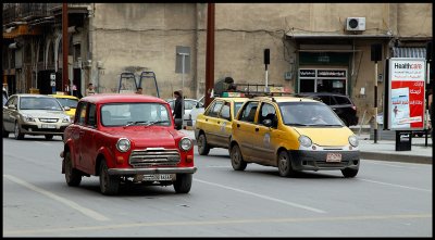 Traffic in Aleppo (do you know the mark of this car?)