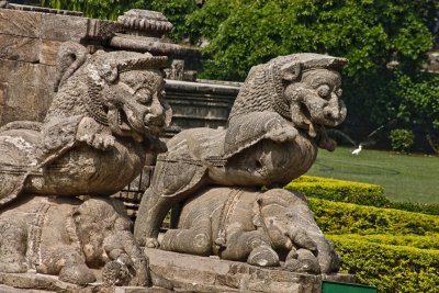Guardian lions mounting elephants: it's Orissa!
