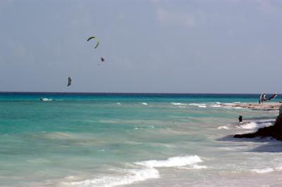 Para sailing along the beach 6760