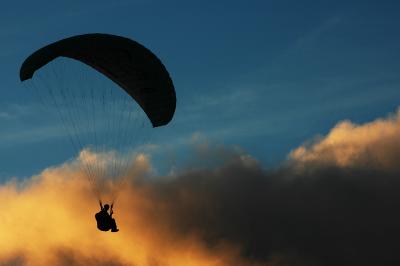 Parapente a contraluz