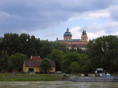 Abbaye de Melk depuis le Danube_5493r.jpg