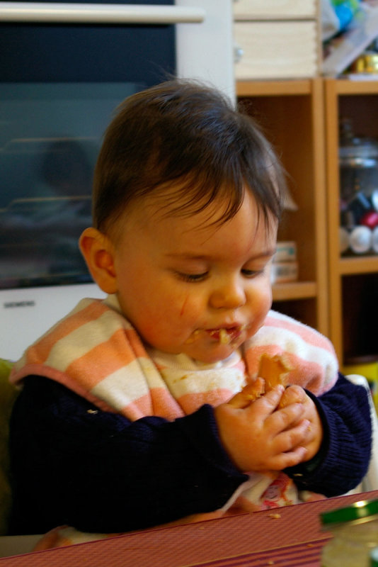 Florian mange un biscuit (P3602)