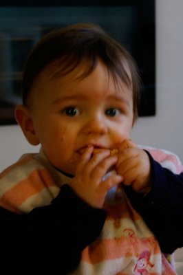 Florian mange un biscuit (P3597)