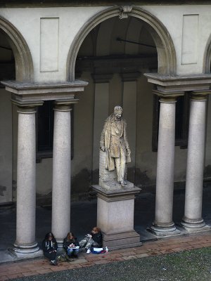 Pinacoteca di Brera, students sudying in the courtyard .. A1607