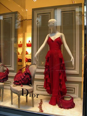 Window shopping along Via Montenapoleone,Dior .. A2753