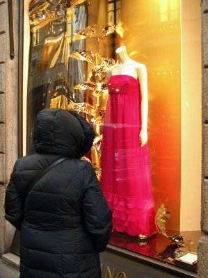 Window shopping along Via Montenapoleone,Valentino .. A2757
