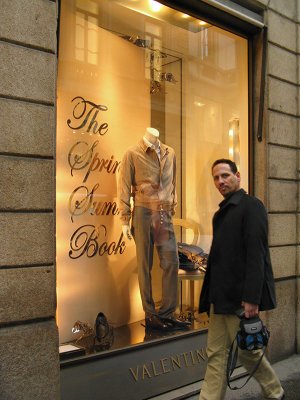 Window shopping along Via Montenapoleone,Valentino .. A2764