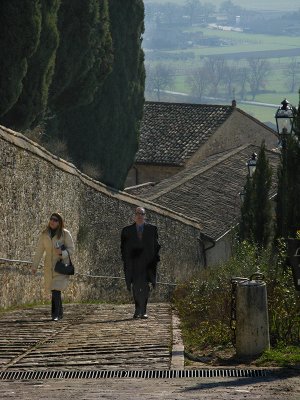 Up the path from San Damiano .. A4049