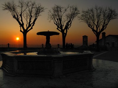 Sunset on the fountain  in the Piazza  Santa Chiara  .. A4082