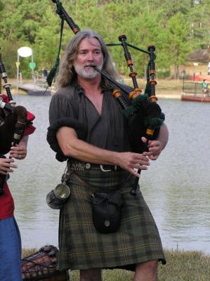 g3/32/341132/3/53104372.120305bagpipeguy2.jpg