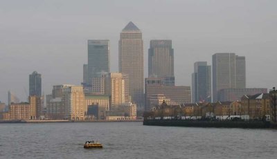 canary wharf from thames path
