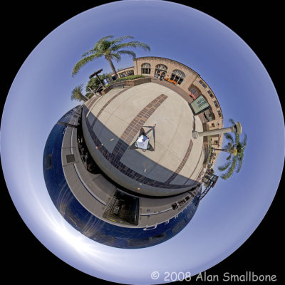 The small world of the Fullerton train station